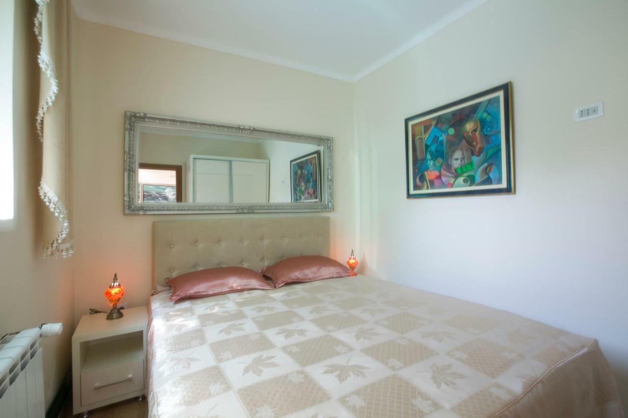 Apartments Holiday Lux Sutomore Bagian luar foto