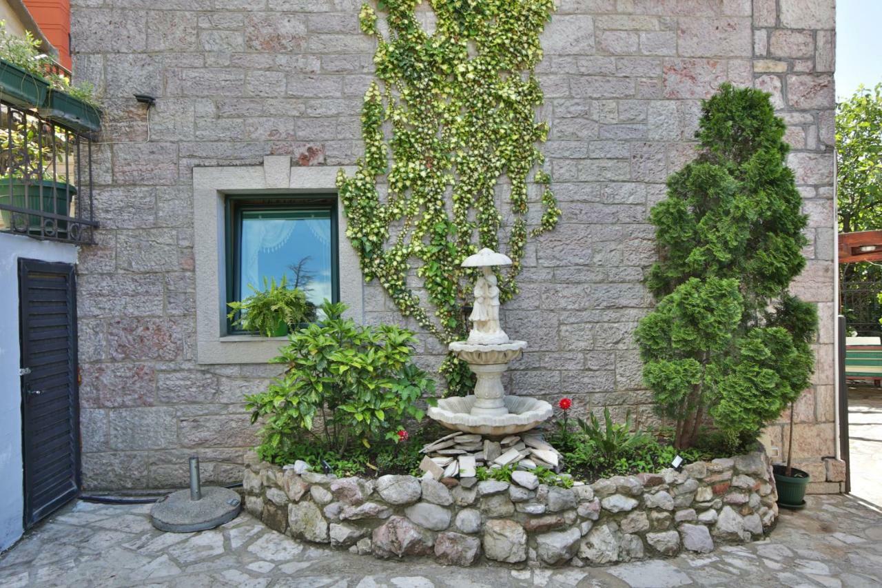 Apartments Holiday Lux Sutomore Bagian luar foto